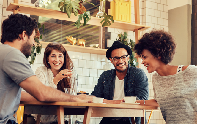 Un petit café entre voisins, rien de mieux pour commencer à tisser des liens (Photo Adobe Stock)