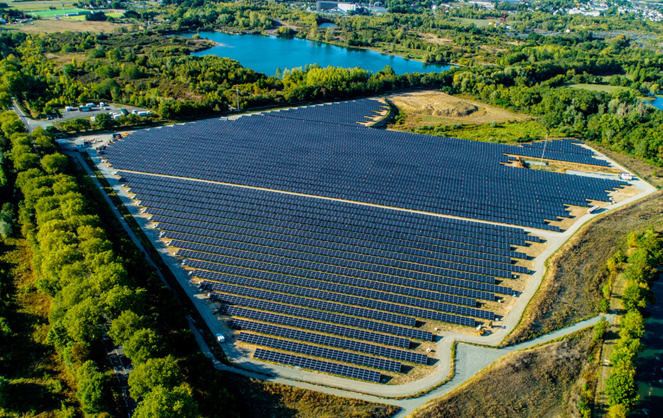La ferme solaire coté sud avec vue sur le lac du puit Napoléon (Trélazé) (photo drone A l'Ouest Images)