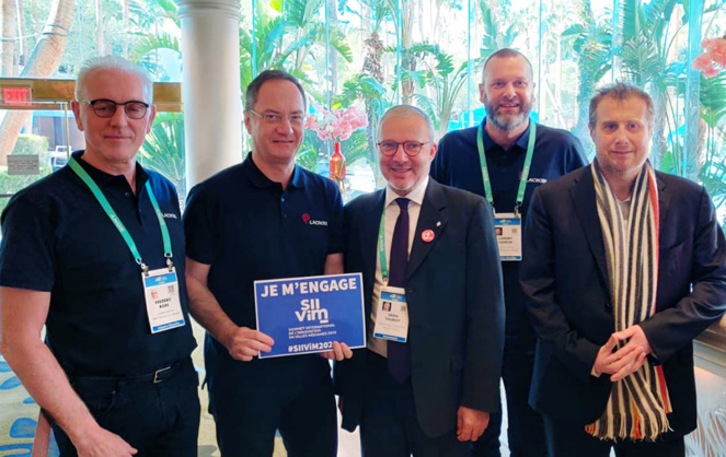 Les représentants de la société Lacroix, entourant le Maire-président de Nevers Agglo, à Las Vegas (Nevada).