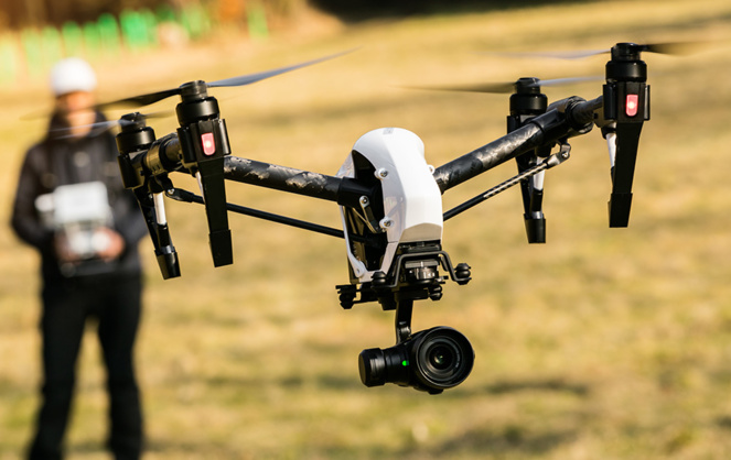 Un drone professionnel en évolution (photo Adobe Stock)