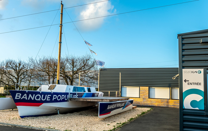 le trimaran installé à proximité du tiers-lieu station C à Saint Bathélemy d'Anjou (49)