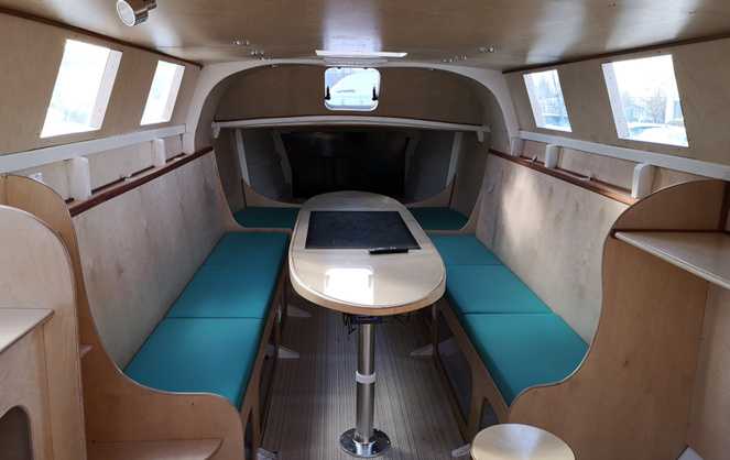 L'intérieur du trimaran salle de réunion (photo Kara Technology) L'intérieur du trimaran salle de réunion (photo Kara Technology)