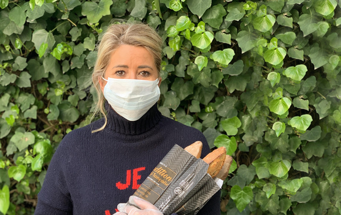 Géraldine Galloyer lors d'une livraison de pain chez des particuliers Géraldine Galloyer lors d'une livraison de pain chez des particuliers