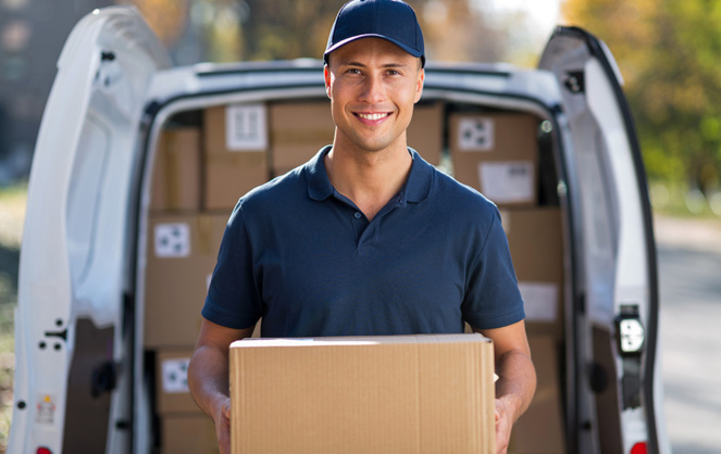 Déclencher l'ouverture de la porte du garage à distance, un système qui se révèle utile en cas d'absence, mais aussi en période de confinement puisque ça évite d'être en contact avec le livreur (photo Adobe Stock)