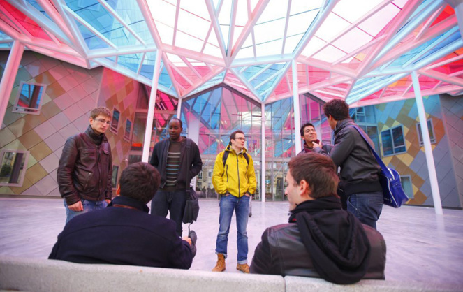 Des étudiants devant l'Ecole des Mines de Nancy (Photo Mines Nancy)