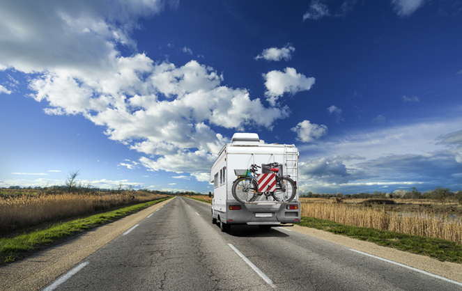 A cause de la crise sanitaire et la difficulté à se rendre dans les terres lointaines en avion, les camping-cars pourraient être plus nombreux sur les routes françaises cet été (Crédit photo Adobe Stock)