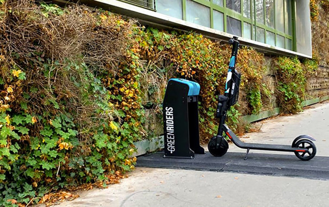 Des bornes pour éviter l'abandon sauvage et en même temps recharger (Photo Green Riders)