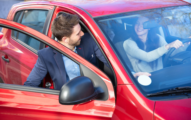 Partager son véhicule est une alternative qui permet de réduire le coût toujours plus lourd de la voiture dans le budget familial (photo Adobe Stock)