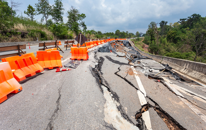 Une chaussée lourdement endommagée suite à un accident climatique (Photo Adobe Stock)