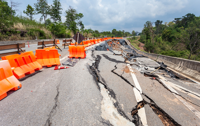 Une chaussée lourdement endommagée suite à un accident climatique (Photo Adobe Stock) Une chaussée lourdement endommagée suite à un accident climatique (Photo Adobe Stock)
