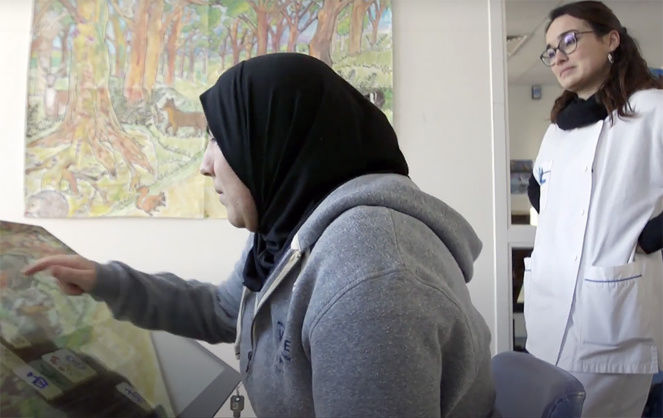 Une table très ludique et égornomique, plus grande qu'une simple tablette, qui permet de faciliter le retour à l'autonomie des patients (Photo vidéo Harmonie Mutuelle) Une table très ludique et égornomique, plus grande qu'une simple tablette, qui permet de faciliter le retour à l'autonomie des patients (Photo vidéo Harmonie Mutuelle)