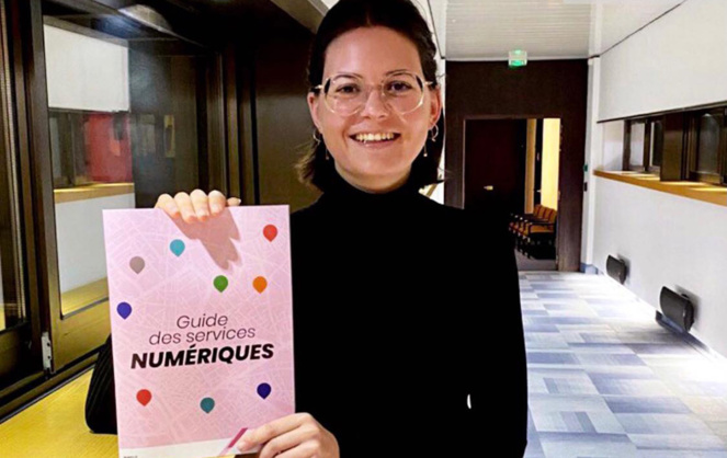 Constance NEBBULA présentant le fameux guide en version papier (Photo Ville d'Angers - Facebook CN)