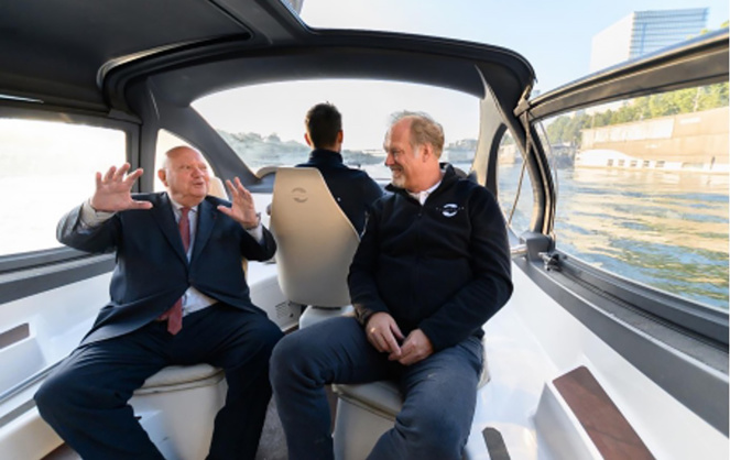 Le maire d'Issy-les-Moulineaux lors des essais du SeaBubble sur la Seine, en 2019 (Photo Ville d'Issy) Le maire d'Issy-les-Moulineaux lors des essais du SeaBubble sur la Seine, en 2019 (Photo Ville d'Issy)