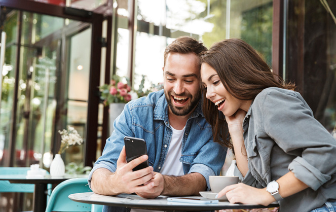 Communiquer directement sur les smartphones des clients, soit quand ils sont le plus aptes à interagir ou consommer (photo Adobe stock) Communiquer directement sur les smartphones des clients, soit quand ils sont le plus aptes à interagir ou consommer (photo Adobe stock)