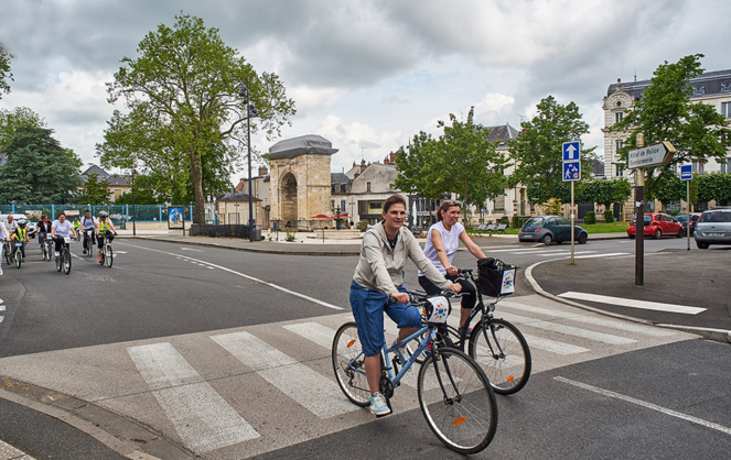 A vélo dans Nevers (Photo Ville de Nevers - S. Nesly)