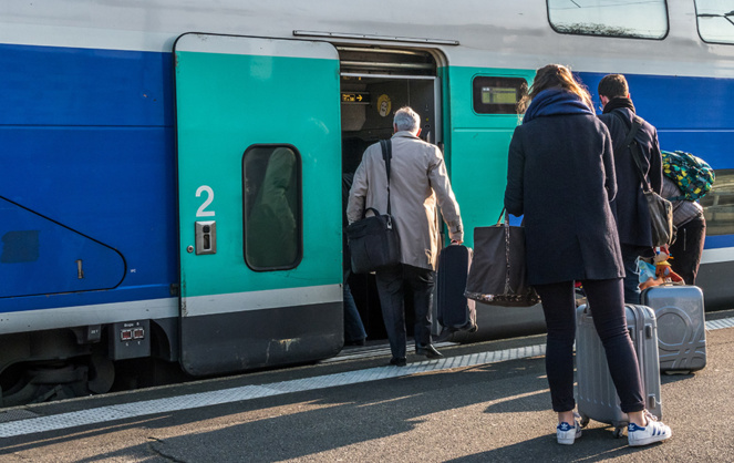 Le train, moyen de transport plasticité par les Français pour leurs voyages sur l'ensemble du territoire (Photo Adobe stock)