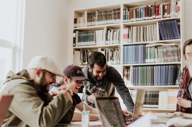 Un désintérêt pour la protection des données semblent persister chez les 18/25 ans (source : Unsplash)