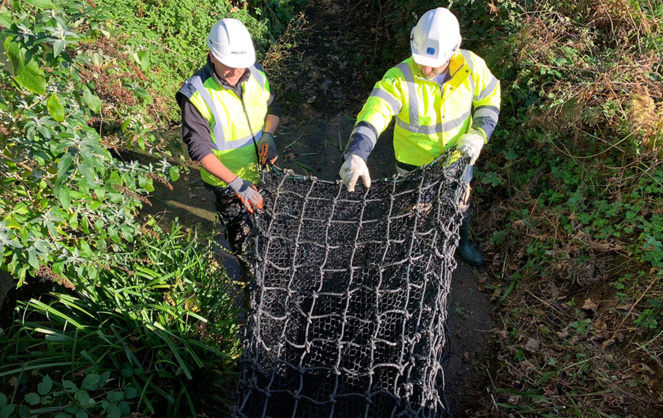 Le filet posé par l'entreprise Pollustock sur les exutoires de l'Etang St Nicolas et à la Roseraie à Angers (Photo Pollustock) Le filet posé par l'entreprise Pollustock sur les exutoires de l'Etang St Nicolas et à la Roseraie à Angers (Photo Pollustock)