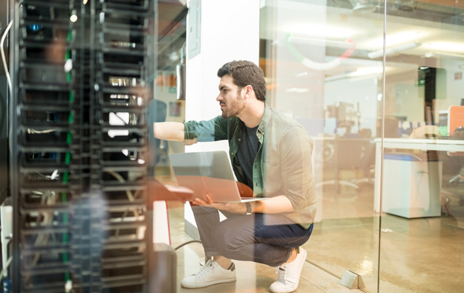 Un administrateur réseau dans un datacenter français (photo d'illustration Adobe Stock) Un administrateur réseau dans un datacenter français (photo d'illustration Adobe Stock)