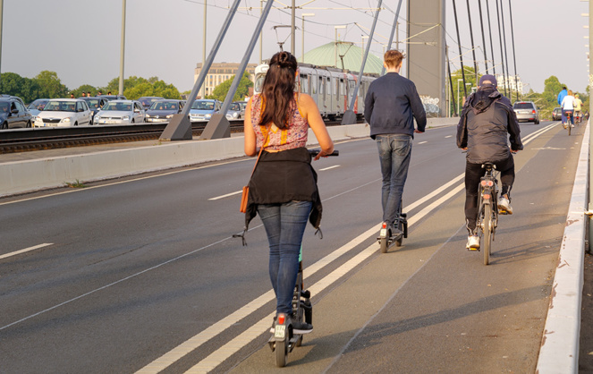 Trottinette, vélo, tramway, voiture électrique, les modes de déplacements non polluants sont de plus en plus utilisés dans les grandes métropoles (photo d'archive Adobe Stock)