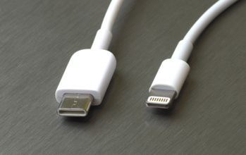 la prise usb-c vs la prise Lightning d'Apple (photo Adobe Stock)