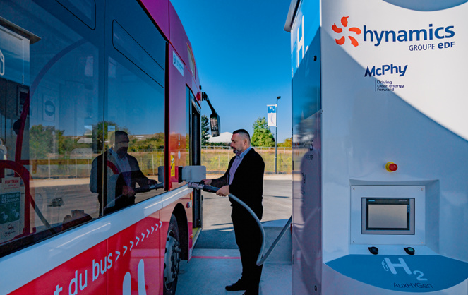 Le temps de chargement est de 10 à 12 minutes. Les chauffeurs sont totalement autonomes, la procédure est quasi identique à celle d’une pompe à essence classique - Photo © Hynamics Le temps de chargement est de 10 à 12 minutes. Les chauffeurs sont totalement autonomes, la procédure est quasi identique à celle d’une pompe à essence classique - Photo © Hynamics