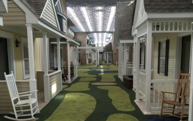 Une des rues de la maison de retraite imaginée par John Makesh (crédit photo Lantern Of Chagrin Valley) Une des rues de la maison de retraite imaginée par John Makesh (crédit photo Lantern Of Chagrin Valley)