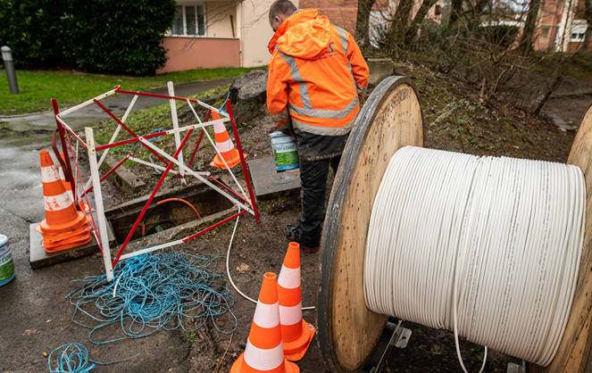 installation fibre optique (image Adobe Stock) installation fibre optique (image Adobe Stock)