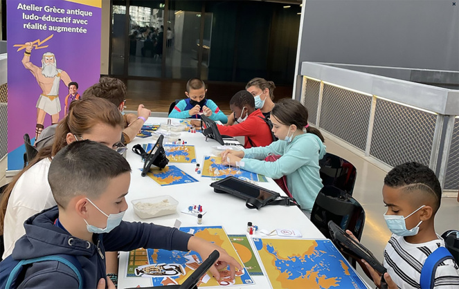Des enfants visiblement intéressés lors de l'expérimentation du jeu (photo Playful culture) Des enfants visiblement intéressés lors de l'expérimentation du jeu (photo Playful culture)