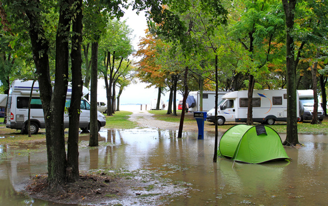 Inondation, incendie, glissement de terrain, les zones de vacances situées dans des espaces naturels sont de plus en plus exposés aux risques climatiques (photo d'illustration Adobe Stock)