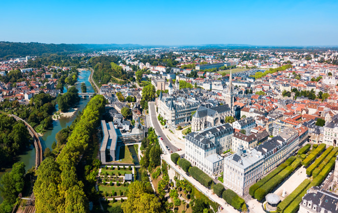 Vue aérienne de la ville de Pau, une cité qui assure la continuité de ses espaces verts (photo Adobe Stock)