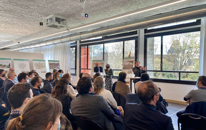 La présentation du projet et des six équipes retenues par le Maire-Président de la ville et de la communauté d'agglomération, Christophe Béchu (photo Facebook C. Béchu) La présentation du projet et des six équipes retenues par le Maire-Président de la ville et de la communauté d'agglomération, Christophe Béchu (photo Facebook C. Béchu)