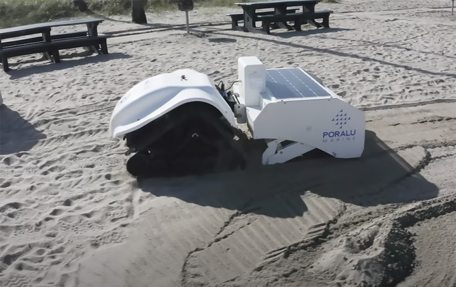 Le robot BeBot en action sur une plage (photo extraite de la vidéo ci-après) Le robot BeBot en action sur une plage (photo extraite de la vidéo ci-après)