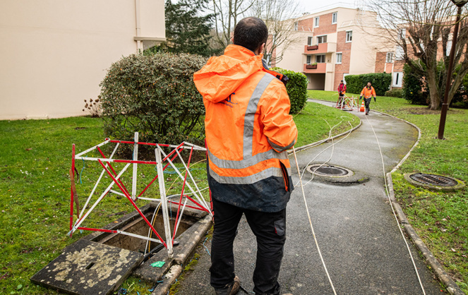 Le déploiement de la fibre optique dans une zone résidentielle (Photo Adobe Stock)