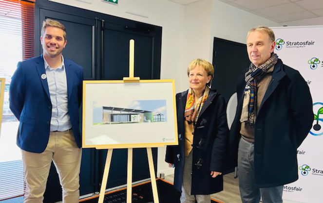 De gauche à droite : Béranger Cadoret, CEO de Statosfair, Mme Le Strat, maire de Pontivy et M. LE BRETON, président de Pontivy Communauté, entourant l'esquisse du data center bas carbone qui sera installé sur leur territoire. De gauche à droite : Béranger Cadoret, CEO de Statosfair, Mme Le Strat, maire de Pontivy et M. LE BRETON, président de Pontivy Communauté, entourant l'esquisse du data center bas carbone qui sera installé sur leur territoire.