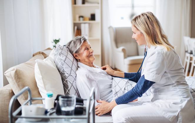Les soins à domicile pour des personnes âgées qui préfèrent leur univers quotidien à celui d'une maison de retraite (Photo Adobe Stock) Les soins à domicile pour des personnes âgées qui préfèrent leur univers quotidien à celui d'une maison de retraite (Photo Adobe Stock)