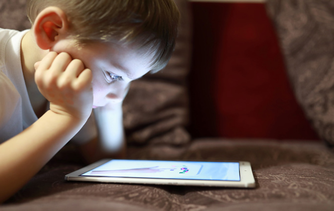 La tablette digitale exerce un pouvoir d'attraction dont les enfants ne peuvent pas se détacher (photo Adobe Stock) La tablette digitale exerce un pouvoir d'attraction dont les enfants ne peuvent pas se détacher (photo Adobe Stock)