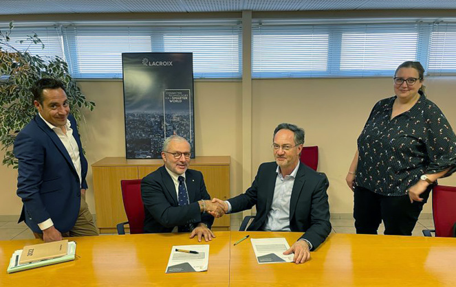 Denis Thuriot et Stéphane Gervais-Ducouret, lors de la signature du contrat d'innovation (photo Lacroix)