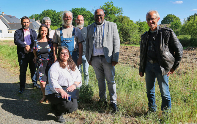 Les bénévoles de l'association Cultive et Partage, autour du maire de Trélazé Lamine NAHAM (photo Mario Fournier)