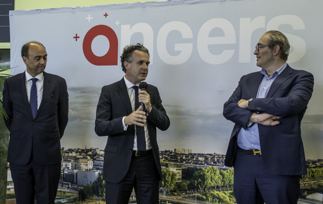 Christophe Béchu, Maire-Président-Ministre, au centre, entouré de Pierre Hardouin (Ineo) et Benoit Brient (Engie) Christophe Béchu, Maire-Président-Ministre, au centre, entouré de Pierre Hardouin (Ineo) et Benoit Brient (Engie)