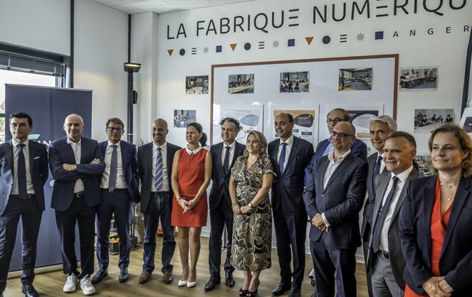 Les représentants du groupement d'entreprises du projet de Territoire Intelligente ALM, autour de Christophe Béchu, Maire-Président, Constance Nebbula, 13e vice-présidente de la Région des Pays de la Loire, déléguée au numérique et Santa Orsini Directrice du projet