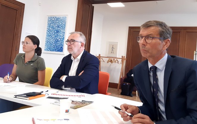 Les membres du jury, lors de l'examen des dossiers (photo GRDF) Les membres du jury, lors de l'examen des dossiers (photo GRDF)