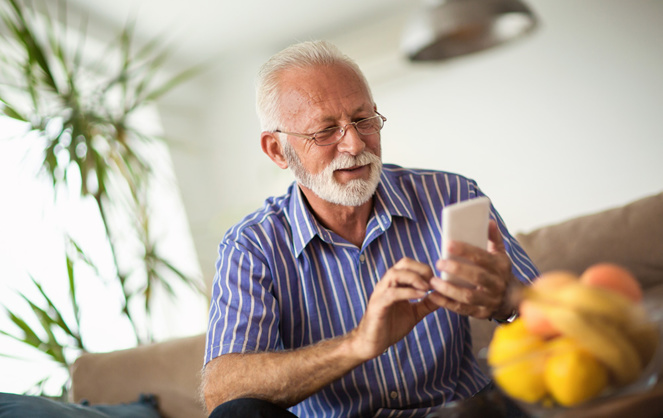 Si certaines personnes âgées sont à l'aise avec un smartphone, pour certains c'est le parcours du combattant (photo Adobe Stock)