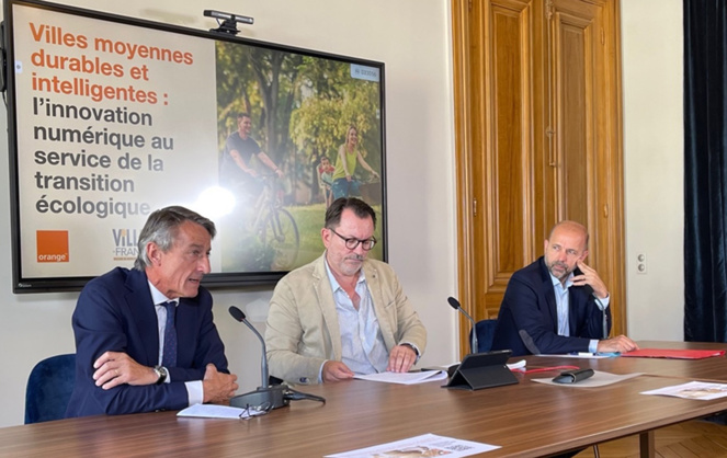 Emmanuel FRANÇOIS, Président de la Smart Building Alliance, mais aussi du Fonds MAJ (à gauche sur la photo), lors de son intervention pendant le 12e Congrès des villes de France (photo SBA)