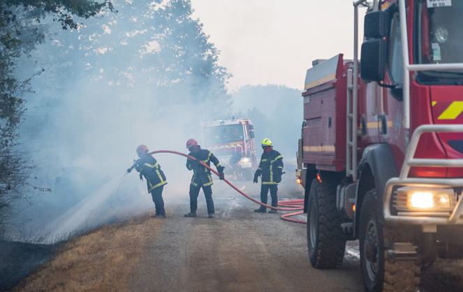 Les Sapeurs-Pompiers sont extrêmement sollicités cet été, pour venir à bout des incendies qui se déclarent sur l'hexagone. Leur courage et leur dévouement est salué par la population (photo SDIS 49) Les Sapeurs-Pompiers sont extrêmement sollicités cet été, pour venir à bout des incendies qui se déclarent sur l'hexagone. Leur courage et leur dévouement est salué par la population (photo SDIS 49)