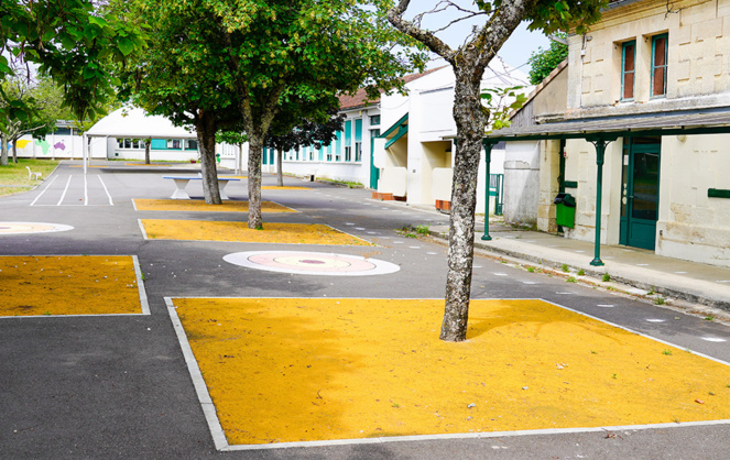 Béton peint et drainant, avec des couleurs qui reflètent la chaleur, terre et végétaux, seront bientôt le quotidien des cours de récréation de nos villes