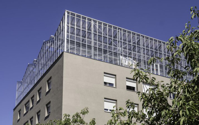 Cet ensemble en verre qui coiffe le bâtiment va permettre de produire des légumes et aromates, tout en fournissant de l'eau chaude aux occupants de l'immeuble (photo Valéry Joncheray pour Nantes Métropole Habitat)