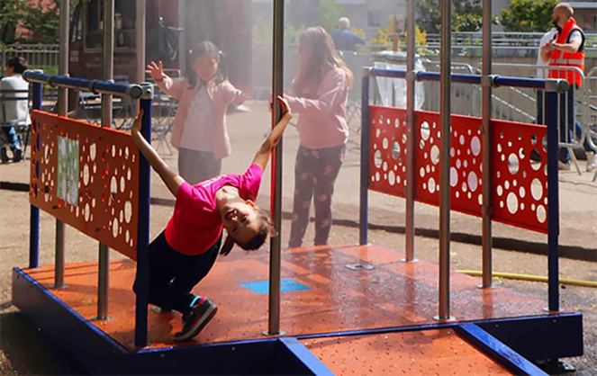 Kiosque brumisant et ludique de Water Connect installé à Orly -  crédit photo © WaterConnect Kiosque brumisant et ludique de Water Connect installé à Orly -  crédit photo © WaterConnect