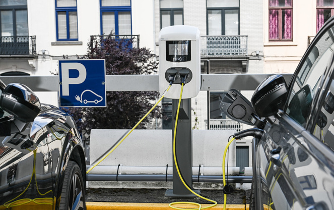 Des bornes de recharge vont pouvoir être installer sur les parkings des résidences immobilières (photo d'illustration Adobe Stock) Des bornes de recharge vont pouvoir être installer sur les parkings des résidences immobilières (photo d'illustration Adobe Stock)