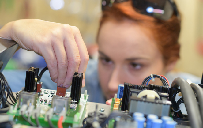 La technologie ne semble pas intéresser les femmes. Seulement 6% occupent un poste de haut niveau dans la filière électronique et technologique (photo d'illustration Adobe Stock) La technologie ne semble pas intéresser les femmes. Seulement 6% occupent un poste de haut niveau dans la filière électronique et technologique (photo d'illustration Adobe Stock)